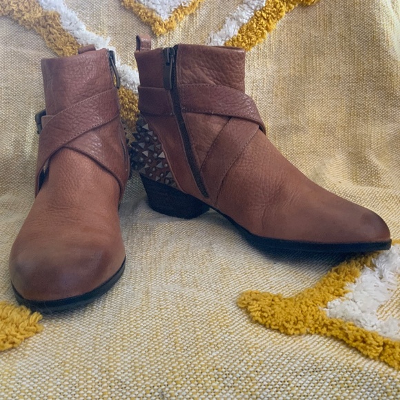 Vince Camuto Steampunk Studded Buckle Side Zipper Tan Leather Ankle boots SIZE 7 - Picture 4 of 11